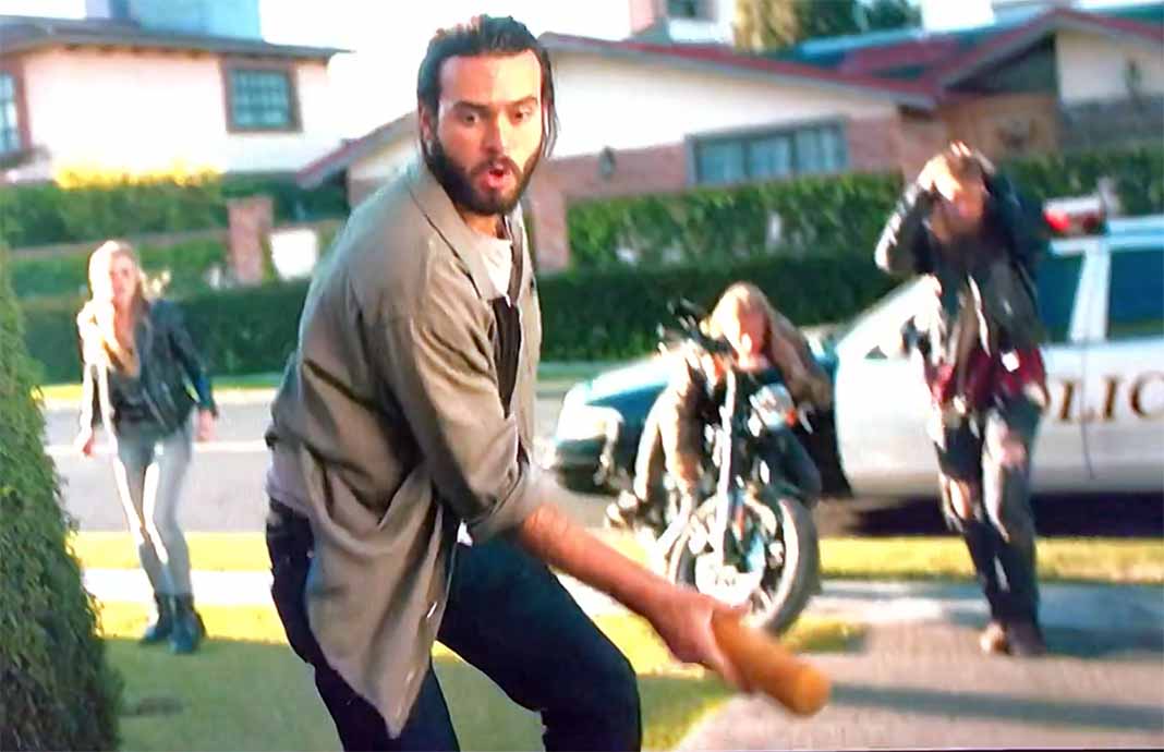 Malcom, interpretado por Lyle, golpea a un policía con un bate de beisbol