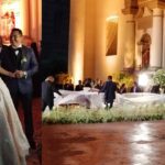 Miren nada más la cola y el velo tan largo de la novia