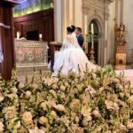 Decenas de arreglos florales adornaron el altar de la Catedral de Monterrey