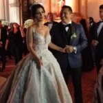 La pareja se detuvo por un momento para hablar ante los medios reunidos afuera de la iglesia