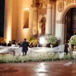 A la entrada de la Catedral, varias personas ayudaron a desplegar la cola del vestido y el enorme velo de la novia