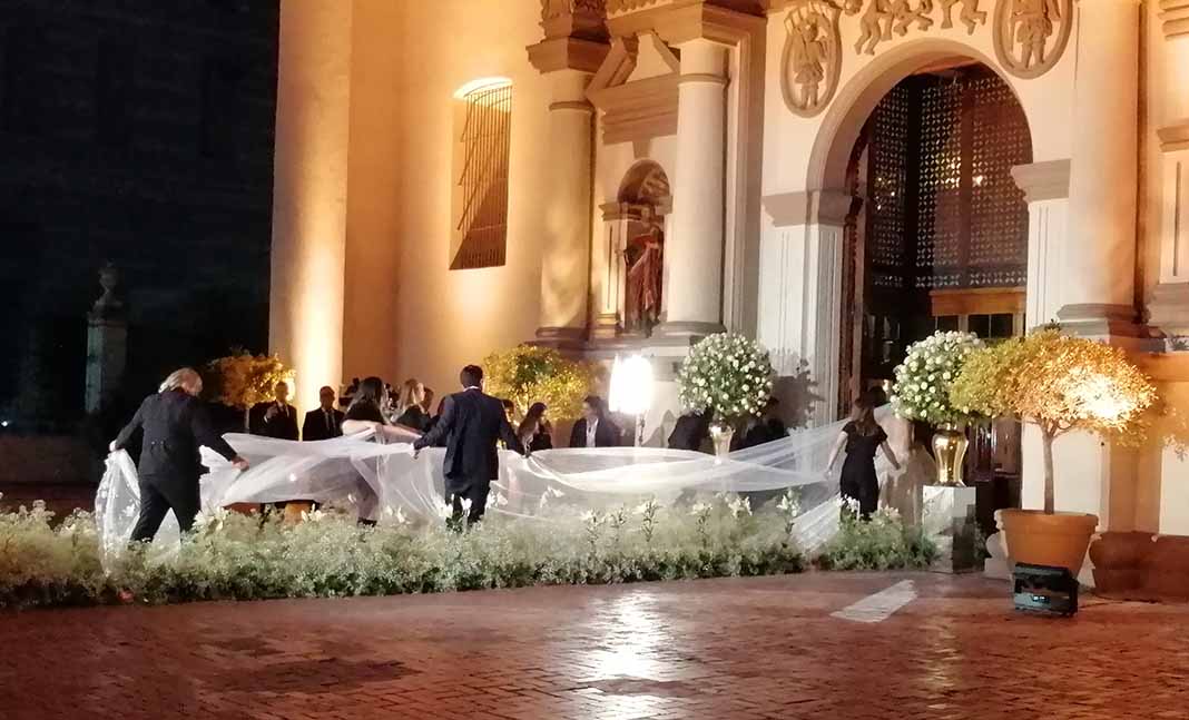 A la entrada de la Catedral, varias personas ayudaron a desplegar la cola del vestido y el enorme velo de la novia