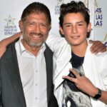 Juan es papá de Emilio Osorio, quien está teniendo mucho éxito a raíz de su personaje gay en "Mi Marido Tiene Familia"