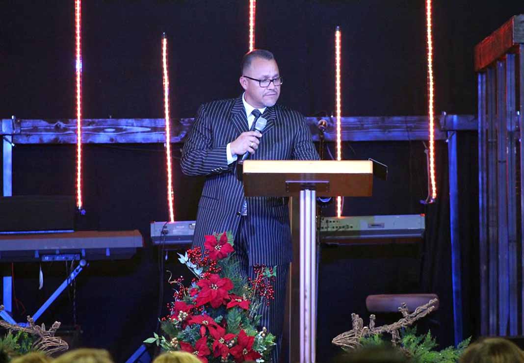 El tío de Chiquis Rivera predica la Palabra en su Iglesia Primer Amor