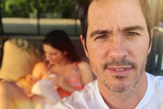 Mauricio Ochmann en repetidas ocasiones ha mostrado a Aislinn amamantando a su hija