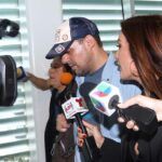 José Joel arribó a Miami, donde fue recibido por los medios de comunicación