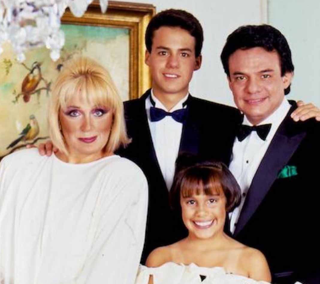 La primera familia del cantante: su ex esposa Anel y sus hijos José Joel y Marysol. Foto: Instagram / josejoeloficial