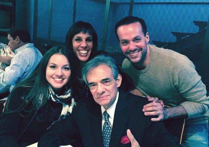 Esta foto del cantante con sus tres hijos fue tomada en febrero de 2017, en Miami, en el cumpleaños del cantante. Foto: Instagram / marysol_sosa