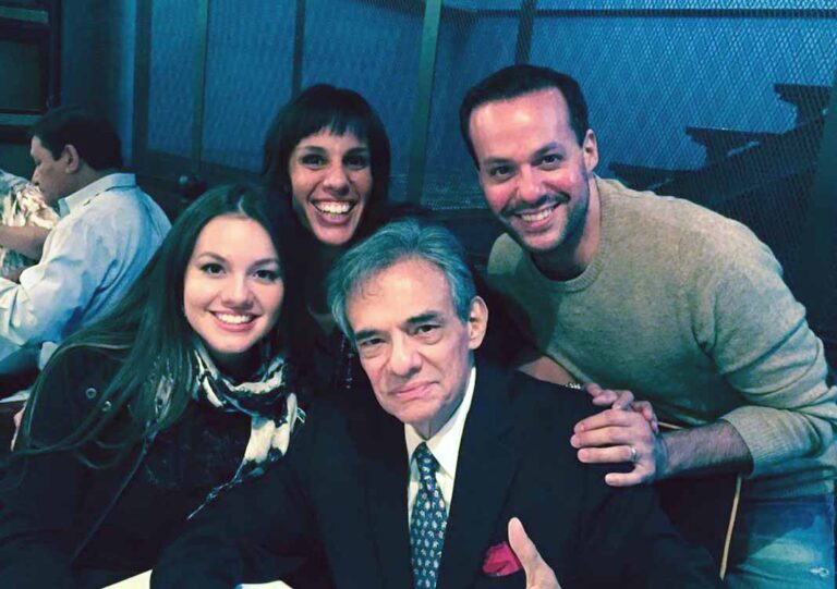 Esta foto del cantante con sus tres hijos fue tomada en febrero de 2017, en Miami, en el cumpleaños del cantante. Foto: Instagram / marysol_sosa