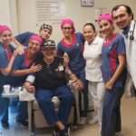 Julio Preciado posó muy sonriente con el equipo médico que lo atendió en una recaída que tuvo recientemente