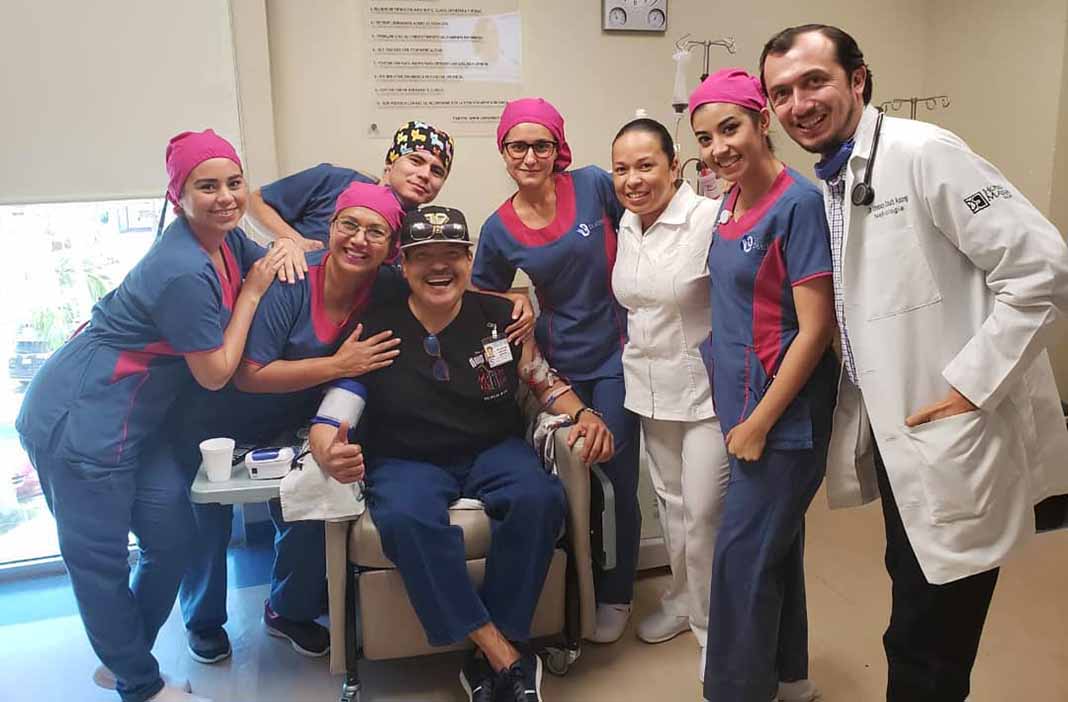 Julio Preciado posó muy sonriente con el equipo médico que lo atendió en una recaída que tuvo recientemente