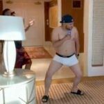 Cual Tom Cruise, Lorenzo recreó en chanclas la sensual escena de baile en calzones del actor en la película "Risky Business"