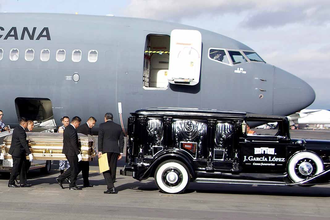 Un avión de la Fuerza Aérea Mexicana, cedido por el Gobierno de México, trasladó a su patria las cenizas del artista