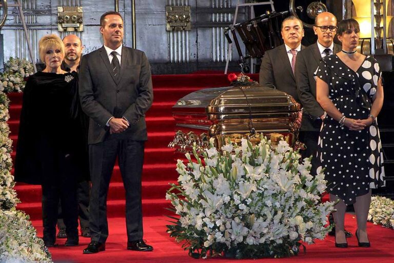 México despide cenizas de José José entre canciones, lágrimas y risas