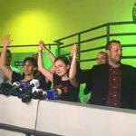 Alzando los brazos en señal de unión y victoria, los hijos de José José se comprometieron a realizar juntos la despedida a su padre en México y en Miami. Foto: Facebook / @ImagenTVMex