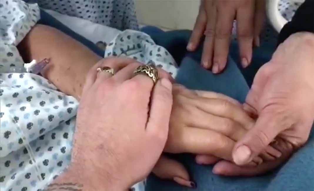 Amigos de la famosa vedette le sostenían la mano al momento de darle la extrema unción en el hospital