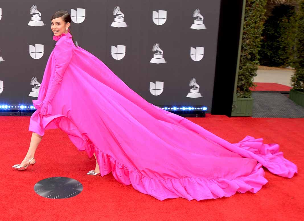 Con este colorido y vaporoso modelo, la actriz y cantante SOFÍA CARSON parece que pasó corriendo y se llevó arrastrando una cortina.