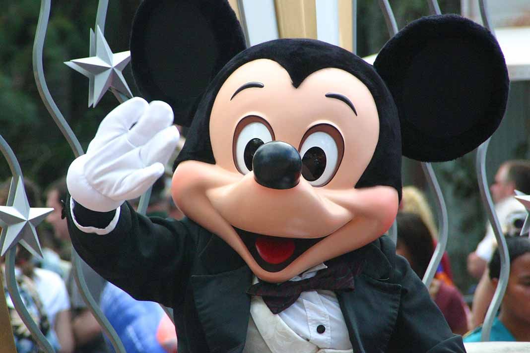 Una abuela golpeó cinco veces la cabeza del disfraz de Mickey Mouse, mandando al hospital a la empleada que lo interpreta