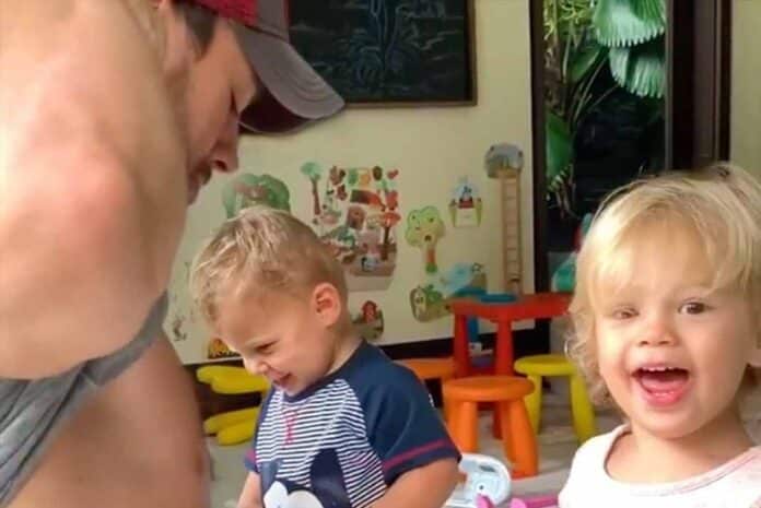 Los gemelos de Enrique son la adoración del cantante y su pareja