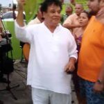 Con abanica en mano, huaraches y shorts, Juan Gabriel se puso a disfrutar de la música en un evento al aire libre en Aruba