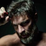 Con máquina en mano, el actor se rapó él mismo el cabello