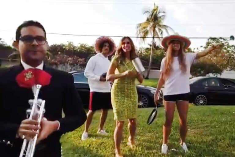 Lili Estefan desafía al coronavirus y lleva mariachis a los papás de su ex marido