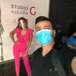 Juan Manuel Cortés y Vanessa Claudio, quienes lucen cubrebocas, criticaron las medidas de seguridad impuestas para el show