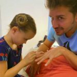 Como buen papá, José María se deja pintar las uñas por su pequeña hija