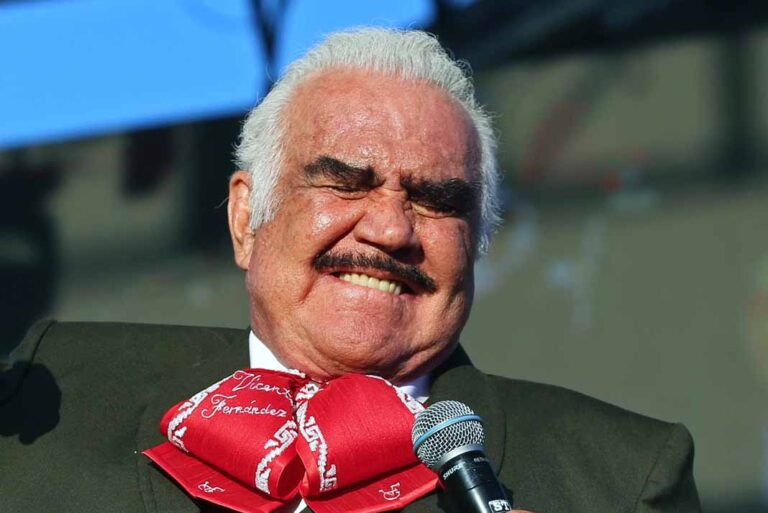 ¿Mano larga? Captan a Vicente Fernández tocando el seno a una joven