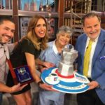 Hace un par de años Lili Estefan y Raúl de Molina le entregaron un reconocimiento y hasta un pastel en forma de cafetera cubana