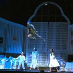 Quién no recuerda a Lolita volar por los aires en la obra musical Peter Pan