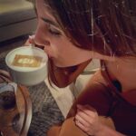 La joven compartió una foto bebiendo un capuccino con la imagen de Bichir en la espuma