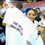 La reportera de TV Azteca llevó una camiseta que decía The Real Miss Brady