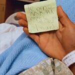 Alejandra compartió esta foto donde se ve su pulsera de hospitalización, leyendo un tierno mensaje de su hijo Matteo