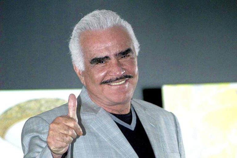 Tras 12 semanas grave, Vicente Fernández sale de terapia intensiva