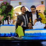 El cantante mexicano abraza al presidente venezolano tras cantarle "Las Mañanitas" por su cumpleaños 59