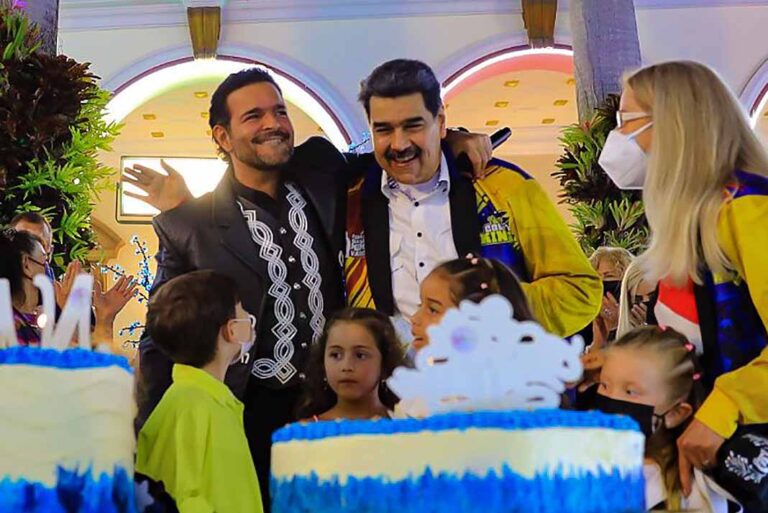 Pablo Montero celebra con mariachi a Nicolás Maduro y lo hace cantar con él