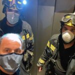 Los bomberos posaron con Raúl antes de sacarlo del elevador