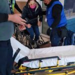 La regiomontana fue bajada del avión en silla de ruedas y recibida por enfermeros