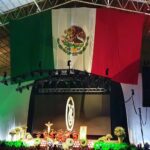 En las alturas de la Arena que lleva el nombre del charro mexicano fue colocada una enorme bandera que cobijó el escenario, donde se le rindió el homenaje de cuerpo presente