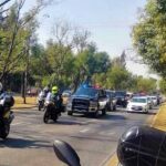 La carroza con el cuerpo de don Vicente Fernández en camino al rancho Los Tres Potrillos, en Guadalajara, donde el cantante fue despedido con un emotivo homenaje