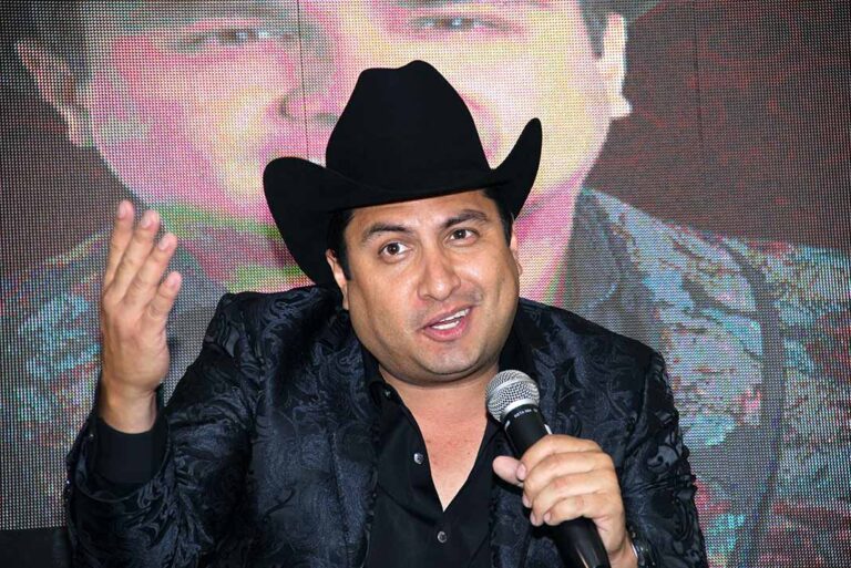 Empinándose la botella: Julión Álvarez, entequilado y a punto de caerse en palenque