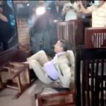 Alfredo Adame intentó darle de patadas pero falló.