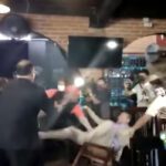 Momento en que el abogado de Carlos Trejo avienta al piso a Alfredo Adame