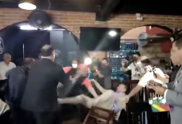 Momento en que el abogado de Carlos Trejo avienta al piso a Alfredo Adame