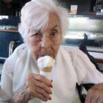 Doña Eva tenía 104 años y vivió hasta su último día con Laura Zapata, a quien quería como una hija
