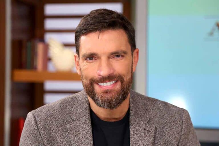 "Fue un shock... hubo qué operar": Julián Gil revela que le detectaron cáncer de piel