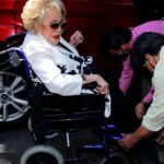 A sus 91 años, la última diva del cine mexicano  es transportada en silla de ruedas, pues ya no puede caminar