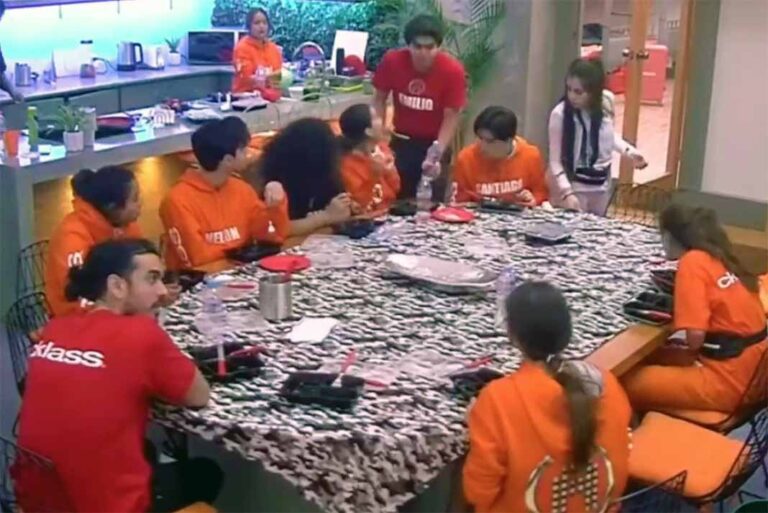 ¡Guácala! Alumnos de La Academia encuentran gusanos en su comida