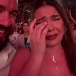 Rocío Gallardo es vista por su marido llorar de emoción al haber logrado que el cantante detuviera por un momento el concierto para dirigirse a ella